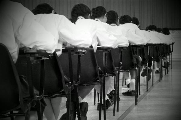 有小学建议不让老人接送小孩 网友吵翻：官方给的理由认可吗