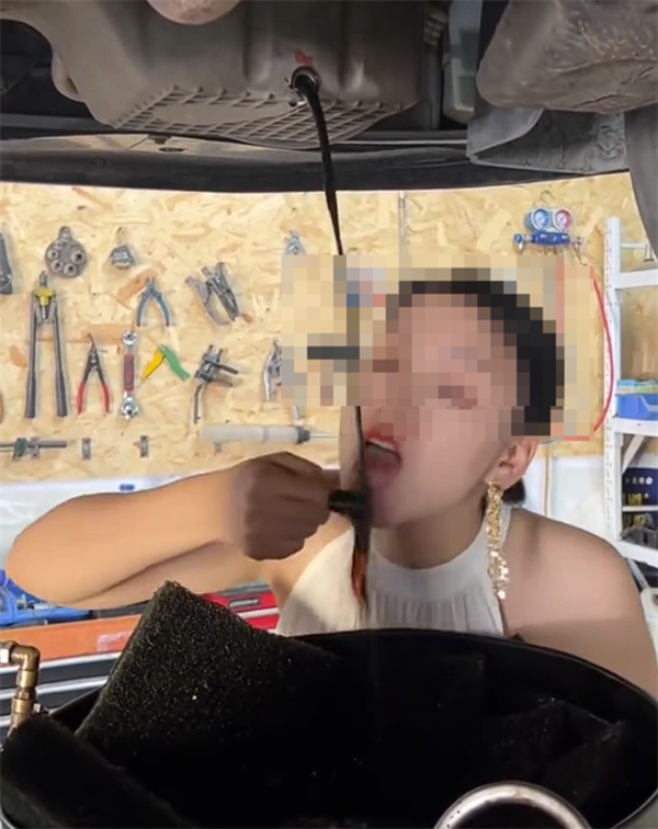女子品尝机油“诊断”车辆故障 网友痛批哗众取宠
