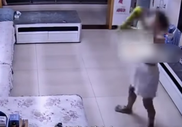 女子紧闭窗户在家狂喷杀虫剂致中毒：出现头晕、呕吐