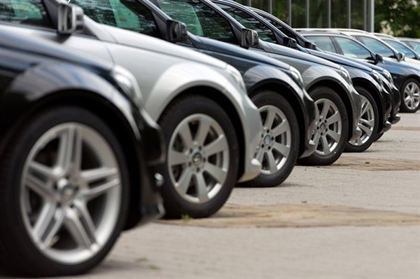 新车还没上牌在4S店被撞 车主要求换车遭拒