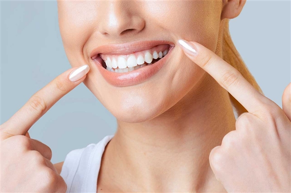 牙齿文身风靡齿科：牙冠刻印“发财”