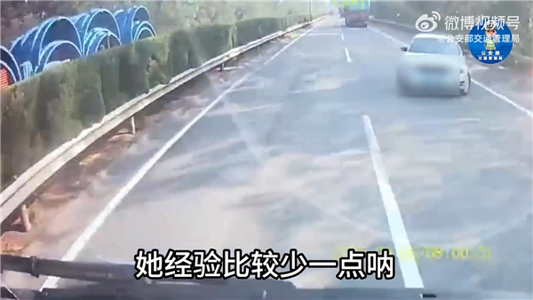 女子高速超车刚露车头就硬挤变道 被大货车顶180度掉头插图2 女子高速超车刚露车头就硬挤变道 被大货车顶180度掉头