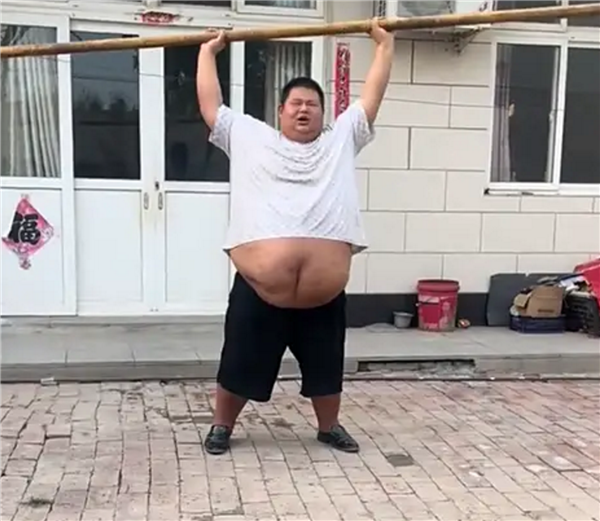 一句味真足火爆网络：350斤网红男神大赛榜首 超越吴彦祖、彭于晏等