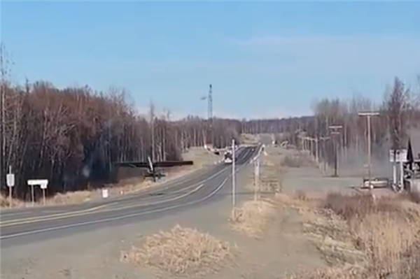 美国一顾客吃完饭 直接在公路上起飞飞机回家！网友：GTA既视感