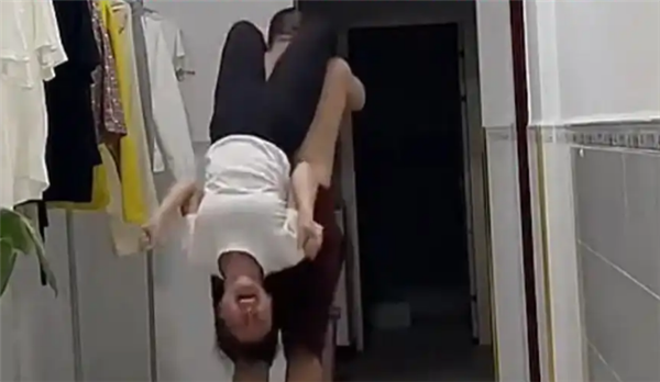 女子患肾结石22年4次手术 老公帮忙倒立排结石