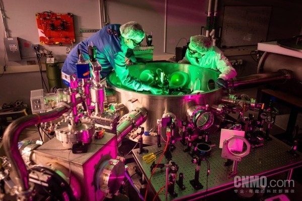 美国最强激光ZEUS发射2拍瓦光束 超全球发电量100倍