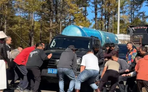 “路怒”车主将车横停路上后锁车就走 众人合力抬车疏通