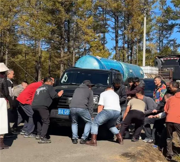 “路怒”车主将车横停路上后锁车就走 众人合力抬车疏通