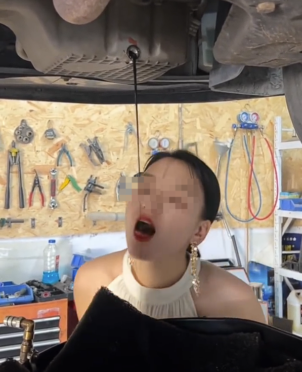 女子品尝机油“诊断”车辆故障 网友痛批哗众取宠