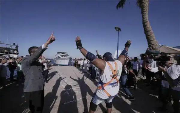 埃及大力士用牙齿拉动700吨船只 计划用眼睑肌肉拉飞机