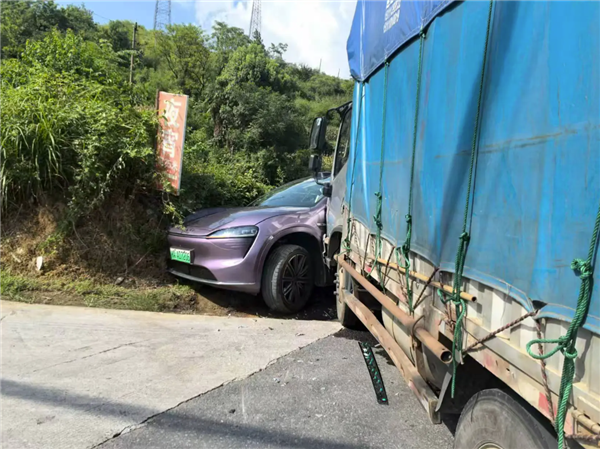 智界R7被大货车撞击致报废：护住了车主一家人