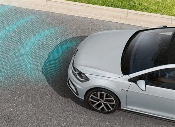 速腾自动刹车酿追尾事故 车主怀疑路面铁皮被误识为障碍物