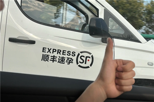 网友吐槽顺丰速孕恶搞车贴让人不适 顺丰相关人士回应：会对侵权商家维权