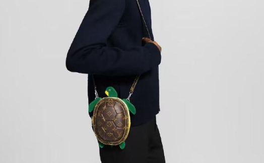 LV客服回应2.46万元乌龟包：比较热门 有收藏概念