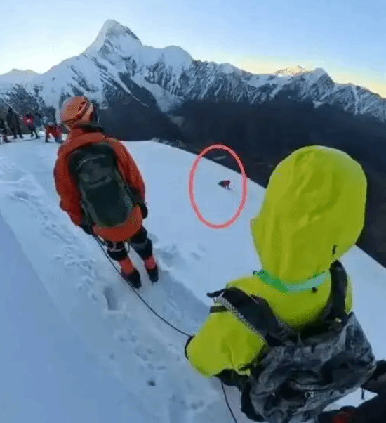 为帮同伴拍照 31岁男子从5588米雪山滑坠 被找到已身亡