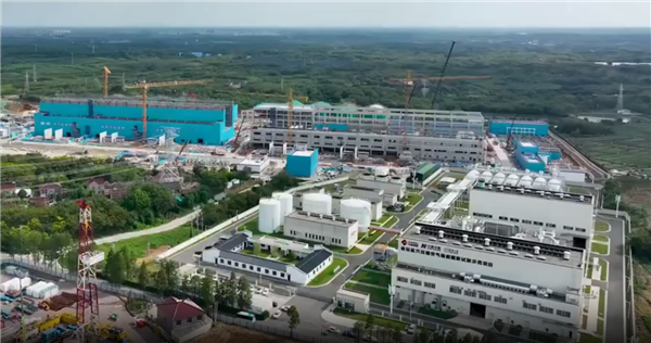 国内最大容量“空气充电宝”送电：一次储能可充10万辆新能源汽车