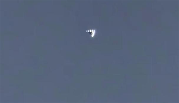 美国洛杉矶上空现V形“UFO”：主体呈回旋镖状