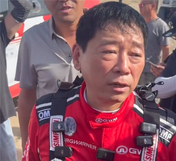 真车圈老炮！61岁的魏建军驾驶哈弗H9 亲自参加敦煌拉力赛