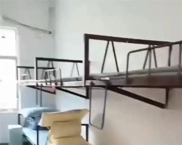 高校回应宿舍床直接钉在墙上：条件有限没办法 已计划翻新