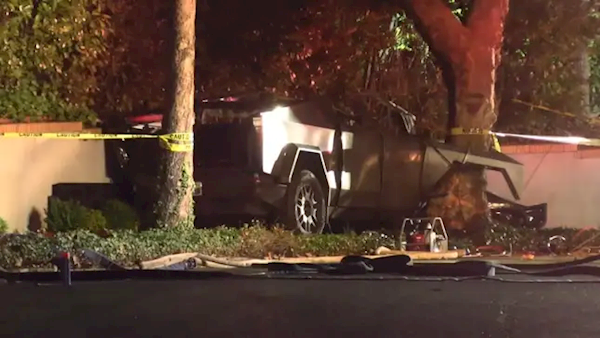 美国一Cybertruck深夜撞树起火致19岁女生身亡 家属起诉特斯拉打不开车门