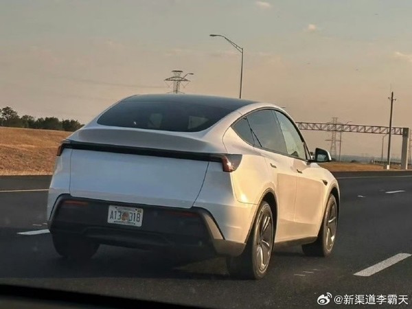 特斯拉Model Y廉价版无伪装图曝光！无一体式灯带