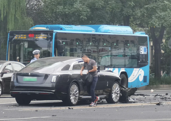 陈震就&ldquo;劳斯莱斯车祸&rdquo;事件致歉：向对方车辆道歉