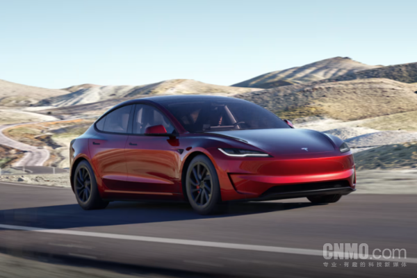 雨天路滑导致失控？南宁一辆特斯拉汽车冲上人行道