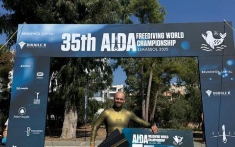 水下126米！俄罗斯自由潜水员打破世界纪录