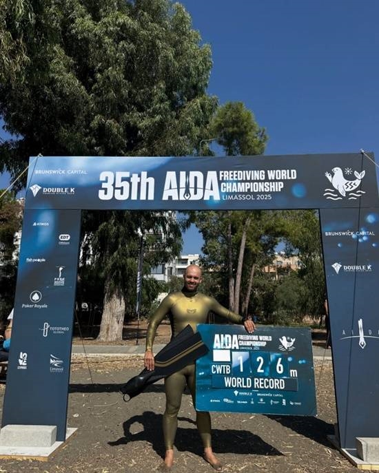 水下126米！俄罗斯自由潜水员打破世界纪录