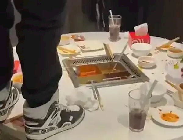 两17岁男子往火锅里撒尿！海底捞小便事件220万判决已生效
