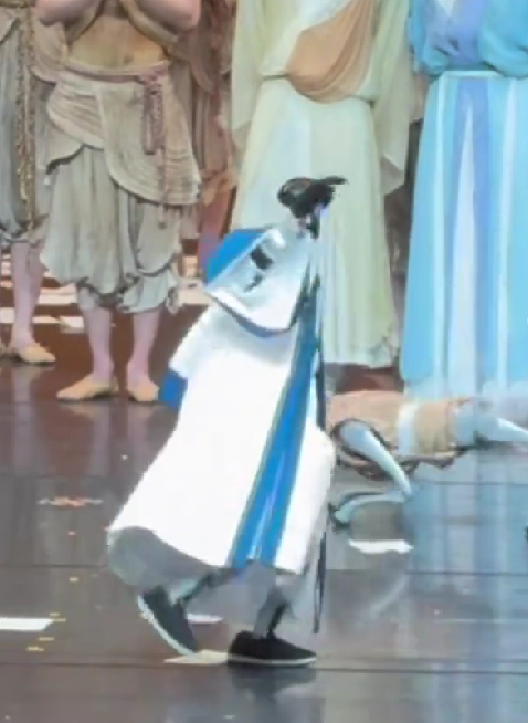 宇树机器人与舞蹈家“斗舞” 网友：动作丝滑到像人类！