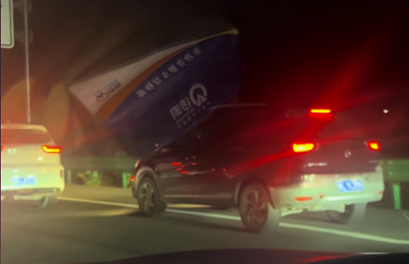 越野车高速上阻拦占应急车道车辆 交警回应：虽好心 但违法