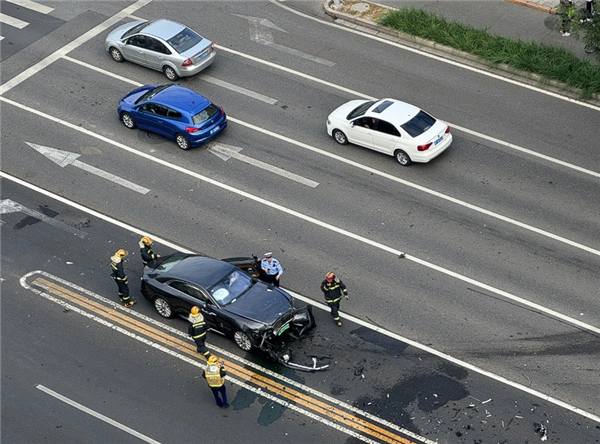 交警回应陈震劳斯莱斯事故:下午3时许发生 事故正在处理中插图 交警回应陈震劳斯莱斯事故:下午3时许发生 事故正在处理中