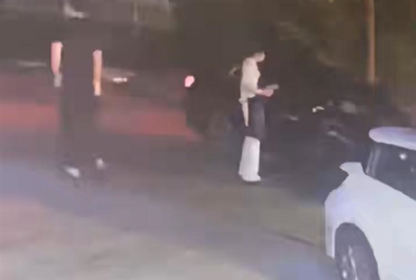 6人开奔驰轿车在餐馆消费370元逃单 网友：还超载了