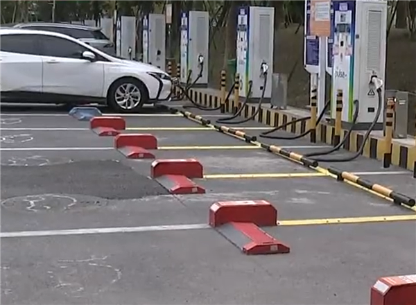 电车停充电车位没充电 结果被收80元占位费！网友热议
