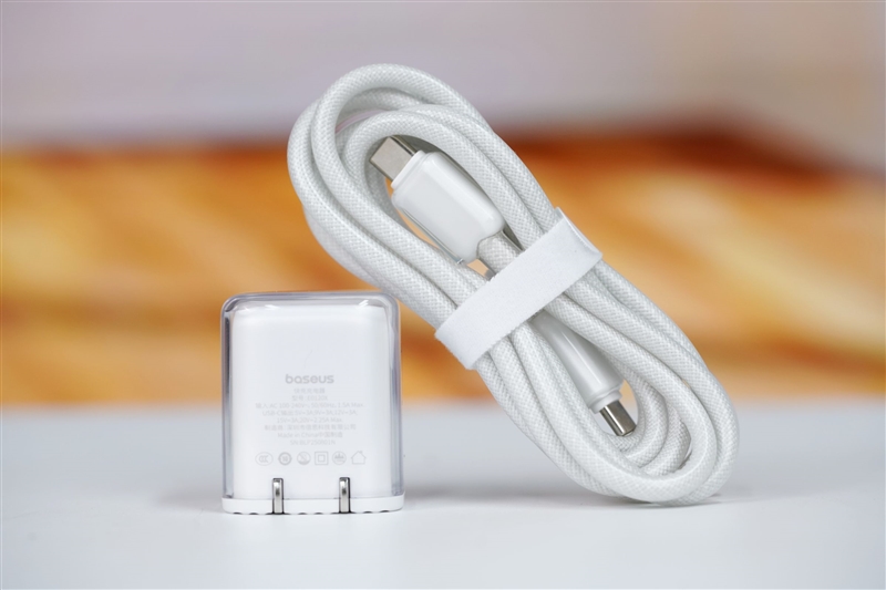 iPhone 17快充“绝配”！倍思同芯充Pro测评：45W满血充+同芯护机