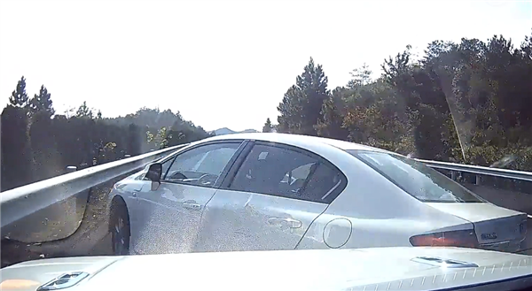 男子高速上强行变道被撞翻反诬他人：我要是撒谎就天打雷劈！