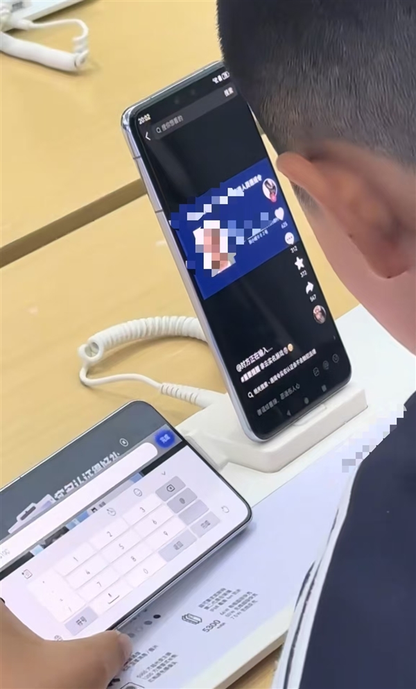 手机店内小孩哥用通缉令上证件号认证游戏 官方提醒：不要效仿 可能会被拘留