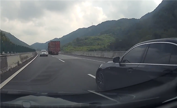 司机霸道抢道还强词夺理：我强行变道 他就该减速！