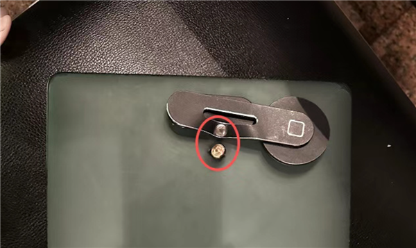 中国网友在巴西遭抢劫 劫匪连开两枪 笔记本替他挡下子弹