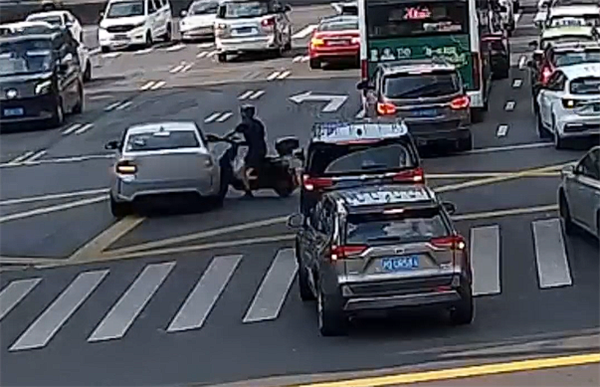 骑电车鬼探头致事故被判全责 男子不满：看不到我他开什么车！