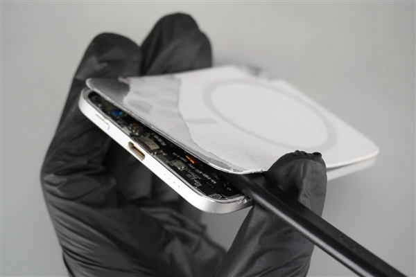 299元卖爆！小米金沙江电池磁吸超薄充电宝拆解：用料扎实 做工可靠