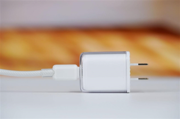 完美适配iPhone17全系快充！倍思同芯充Pro快充充电器套装图赏