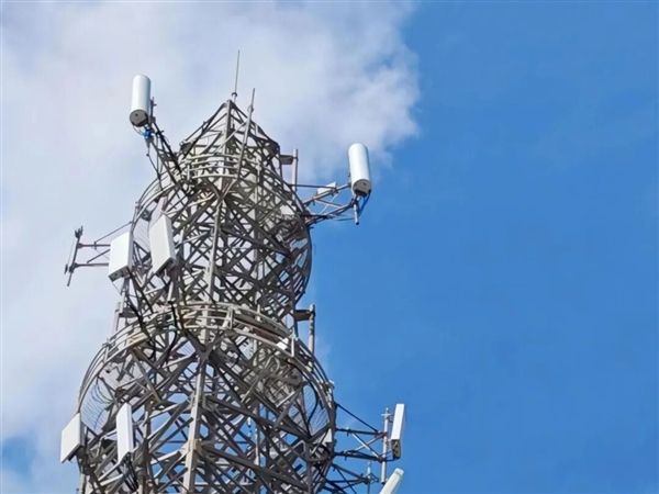 华为AI基站硬扛麦德姆台风：外观无损毁 仅天线被吹偏 20分钟远程恢复