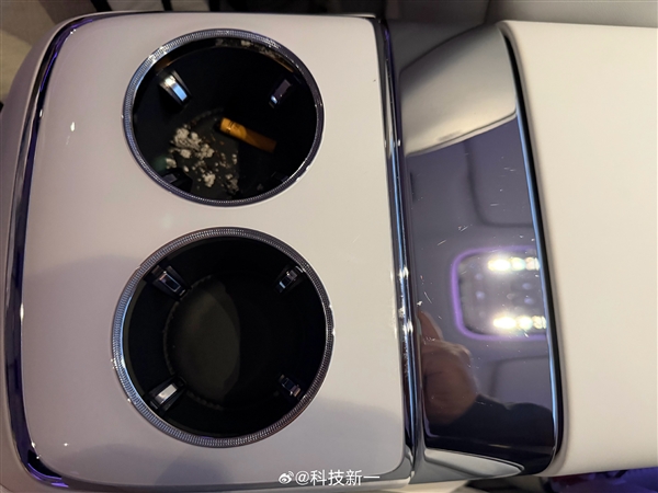 博主用尊界S800拉农村亲戚 杯架被当烟灰缸：烫出一个洞