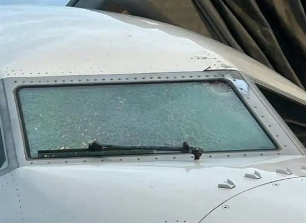 或被陨石砸中！美国一波音客机万米高空遭撞：挡风玻璃出现焦痕