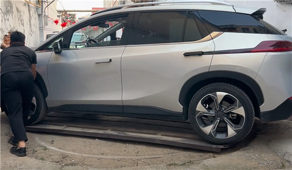 SUV驶入窄胡同倒不出来 原地掉头“神器”助其一把脱困