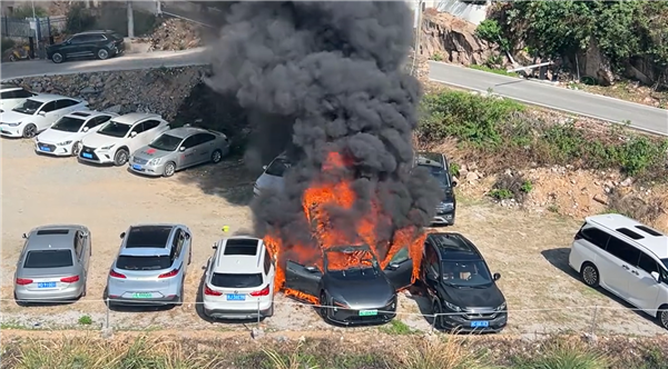福建霞浦停车场一电动车自燃起火：旁边7辆车惨遭团灭全被烧毁