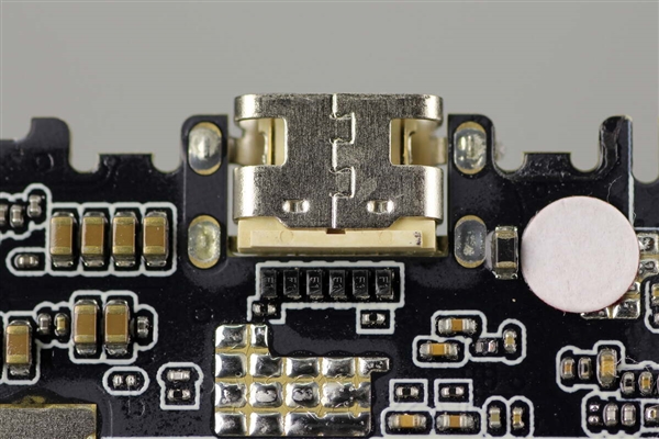 299元卖爆！小米金沙江电池磁吸超薄充电宝拆解：用料扎实 做工可靠