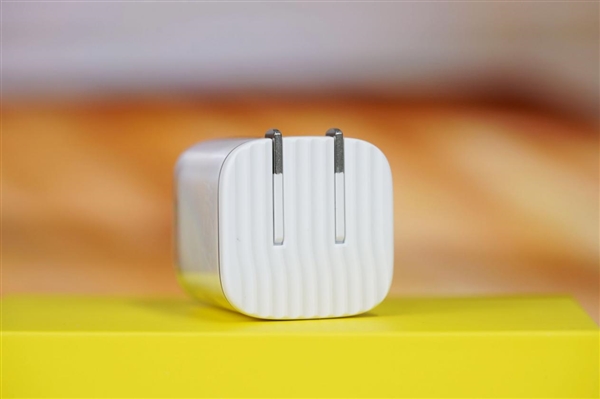 完美适配iPhone17全系快充！倍思同芯充Pro快充充电器套装图赏